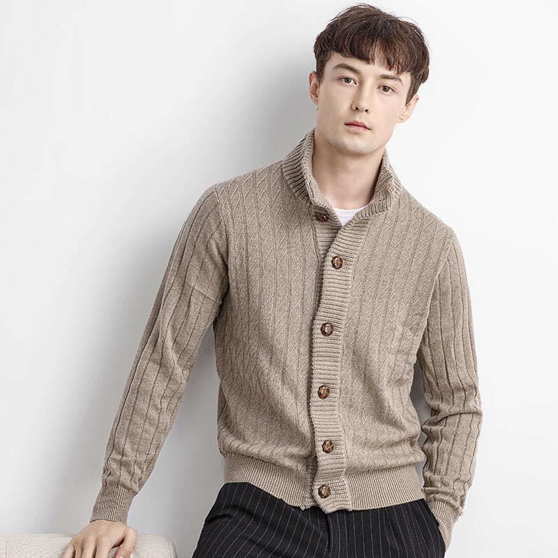 그들은 패션 업계에서 없어서는 안될 클래식 아이템이며, 사람들에게 편안하고 세련되며 다양한 착용 옵션 모직 스웨터, 높은 목 스웨터, 캐시미어 카디건을 제공합니다.